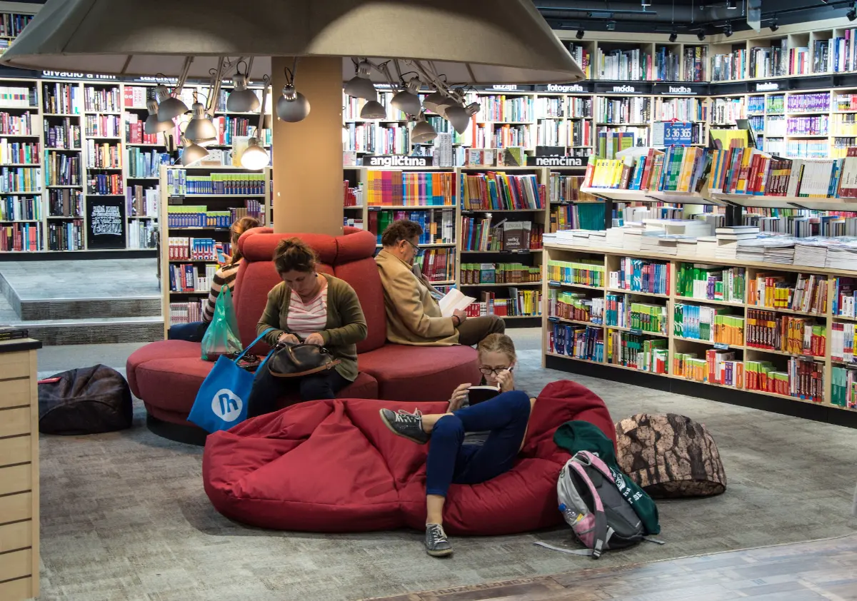 Biblioteks­tjänster i augusti – Malmö universitets bibliotek, VTI:s bibliotekskatalog och Nextory